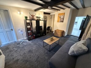 TV - Apartment - Sleeps 2 - Parking - Wifi (Colchester)
