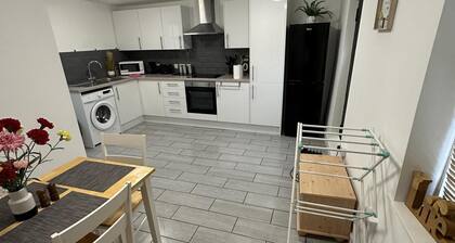 Apartment - Sleeps 2 - Parking - Wifi