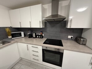 Fridge, microwave, oven, stovetop - Apartment - Sleeps 2 - Parking - Wifi (Colchester)