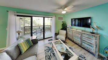 Studio (2 Bedrooms) | Living area | TV