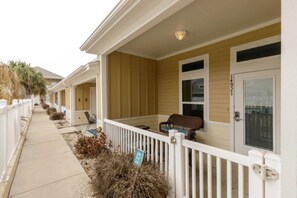 Studio (2 Bedrooms) | Front of property