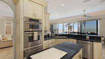 Casa, varias camas, acceso a la alberca, vista al océano | Cocina privada | Refrigerador, microondas, horno y parrilla de estufa