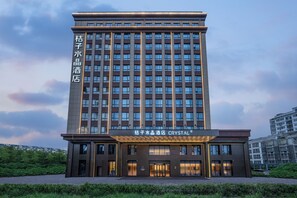 Un moderno edificio de hotel con un letrero llamativo que dice "Crystal".