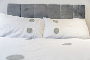 5 bedrooms, desk, iron/ironing board, free WiFi