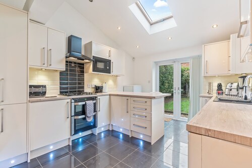 This 5-bedroom house exudes an aura of openness and comfort. 