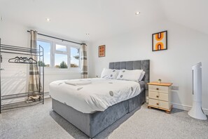 5 bedrooms, desk, iron/ironing board, free WiFi - This 5-bedroom house exudes an aura of openness and comfort.  (Coventry)