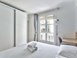 1 habitación, tabla de planchar con plancha, wifi y ropa de cama