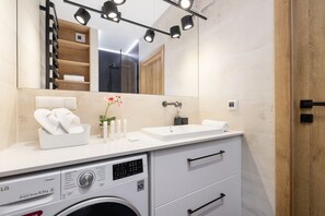 Shower, towels - Bright Apartment Kraków by Renters (Kraków)