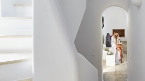 A modern interior with a staircase leading to a room. - Serenity View Villa with Caldera view, heated pool & hot tub in private garden (Thira - Santorini)