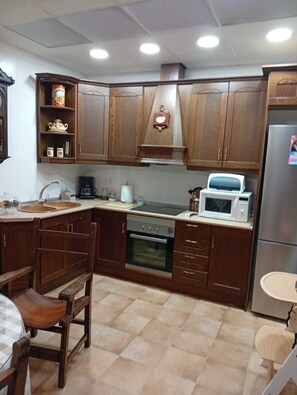 Kjøleskap, mikrobølgeovn, ovn og kokeplater