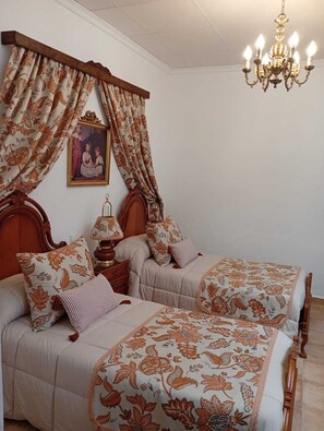 3 soverom, skrivebord, reiseseng for barn og wi-fi