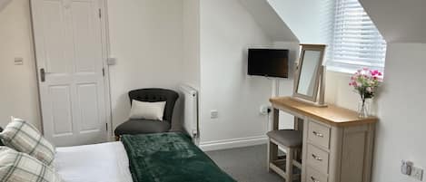 1 habitación, escritorio, tabla de planchar con plancha y cuna de viaje