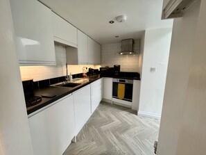 Coffee/tea maker, fridge, microwave, oven - Detached Cottage with private garden and hot tub. (St Austell)