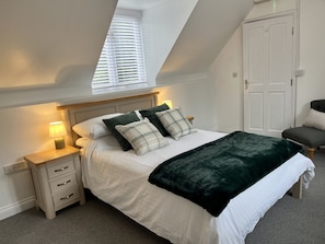 1 bedroom, desk, iron/ironing board, travel cot - Detached Cottage with private garden and hot tub. (St Austell)