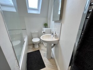 Secador de cabelo, toalhas de banho