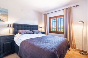 5 habitaciones, tabla de planchar con plancha, wifi y ropa de cama 