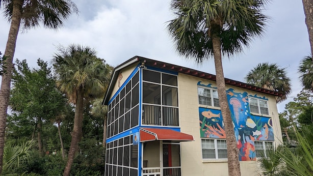 Exterior - Cozy, Comfy Beach-Chic Apartment for Couples or Families with One Child (Tybee Island)
