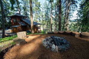 Property grounds - Tranquil Forested Cabin with Sauna, Home Gym, & AC (Eugene)
