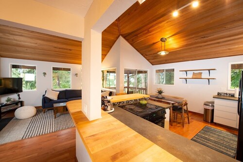 Tranquil Forested Cabin with Sauna, Home Gym, & AC