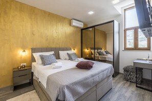 6 عدّة غرف نوم وخزنة داخل الغرفة ومكتب ومكواة/لوح كي