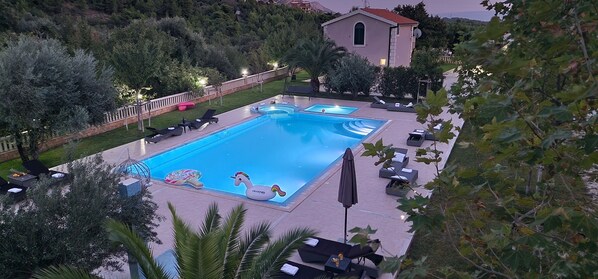 Piscine extérieure, piscine chauffée