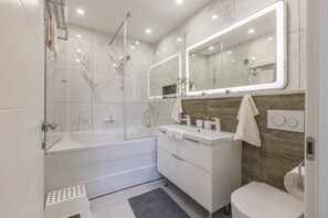 Douche, séchoir à cheveux, serviettes fournies, savon