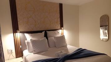 Habitación doble Confort, para no fumadores | Escritorio y espacio para trabajar con laptop