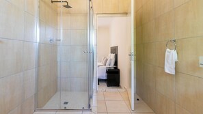 Ducha, cabezal de ducha tipo lluvia, secador de pelo, toallas