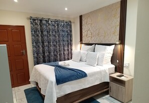 Comfort Double Room, Non Smoking | Desk, laptop workspace, iron/ironing board, free WiFi - Meredale Lodge (Johannesburg South)