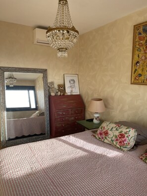 1 habitación, tabla de planchar con plancha, wifi y ropa de cama 
