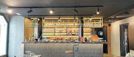 Frukostbuffé varje dag (EUR 18 per person)