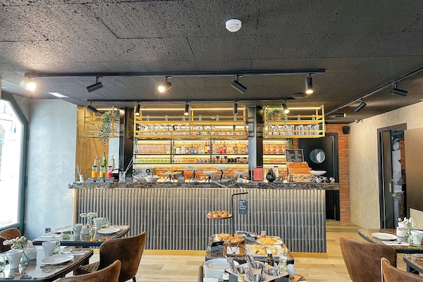 Café da manhã com buffet todos os dias (EUR 18 por pessoa)