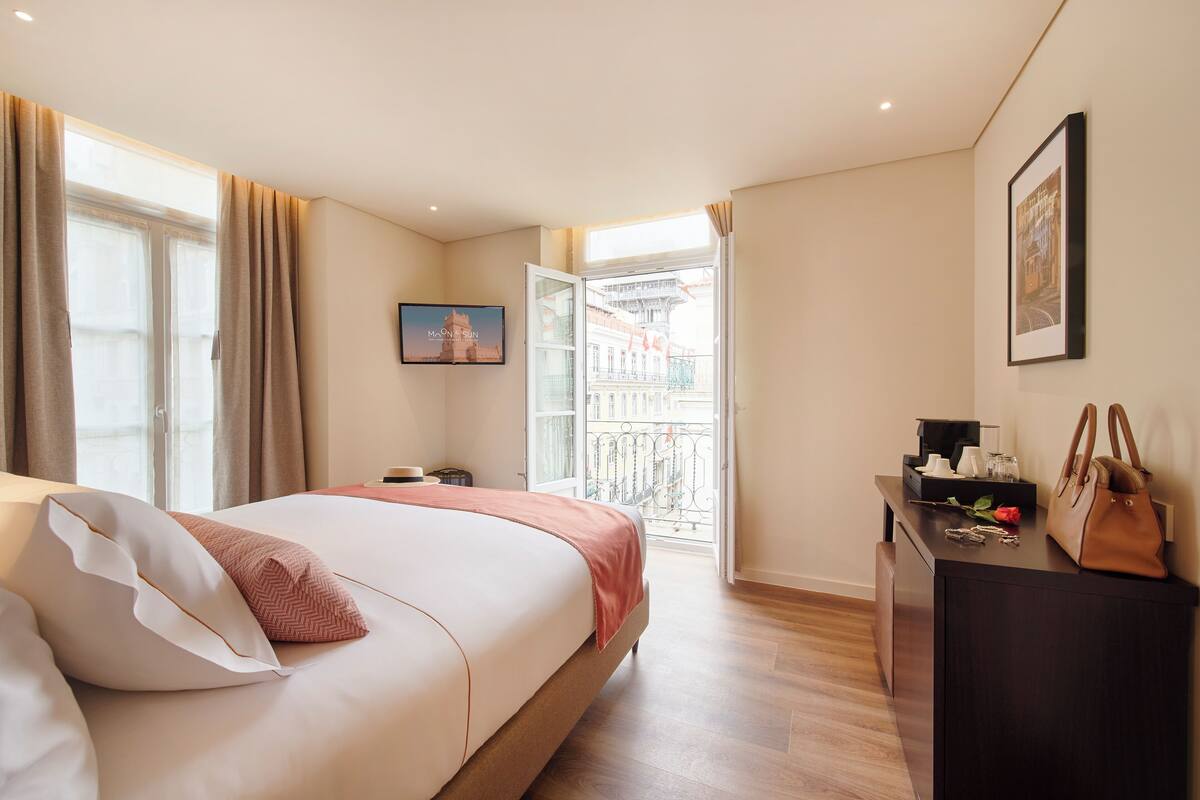 Double/Twin Room with Balcony and City View | Bộ đồ giường cao cấp, minibar, két bảo mật tại phòng 
