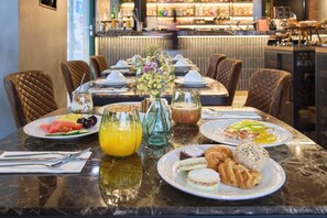 Desayuno buffet (EUR 18 por persona)