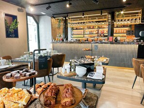 Tägliches Frühstücksbuffet gegen Gebühr