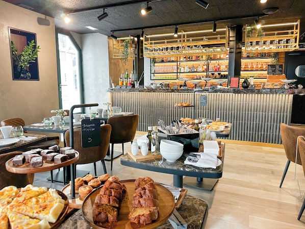 Daily buffet breakfast for a fee