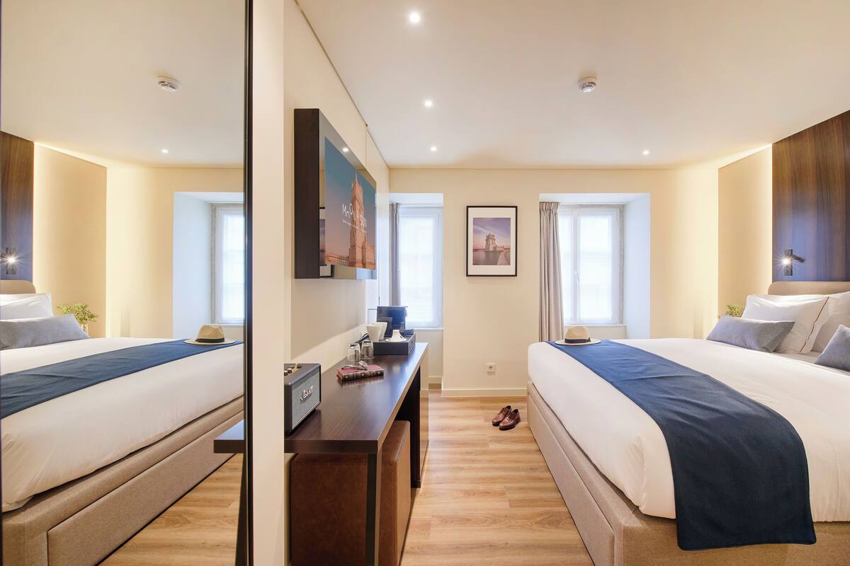 Double Room with Interior View | Bộ đồ giường cao cấp, minibar, két bảo mật tại phòng 