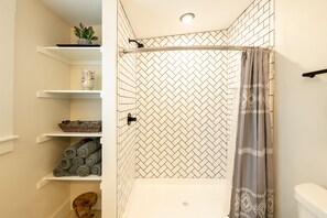 Douche, séchoir à cheveux, serviettes fournies, savon
