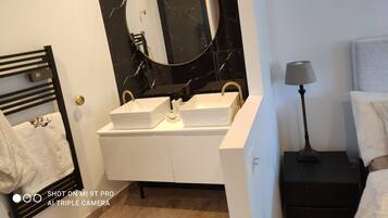 Douche, sèche-cheveux, serviettes fournies, savon