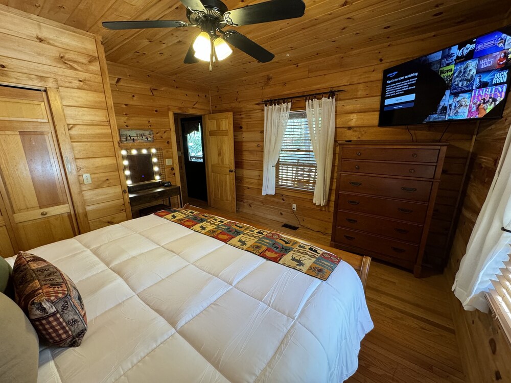 FIGHTINGTOWN CREEK. WIFI/CABLE. Sleeps 8, PET FRIENDLY. HOT TUB