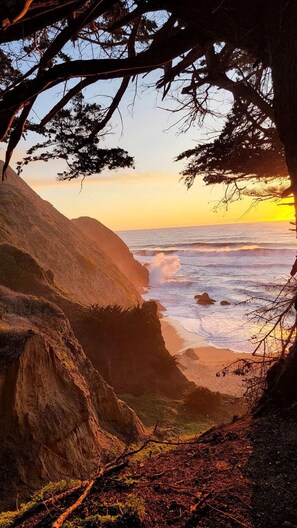A coastal landscape with rocky cliffs and a view of the ocean at sunset. - Charming Spacious Victorian Garden Oasis in the heart of Marin, Gate, Deck, BBQ (San Rafael)