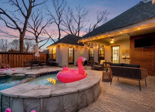 Villa D’Oro, Saltwater Pool, Arcade, Golf, Game Room & Walking Trail