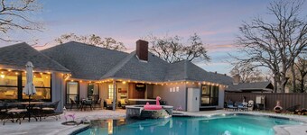 Villa D’Oro, Saltwater Pool, Hot Tub, Arcade, Foosball & Walking Trail