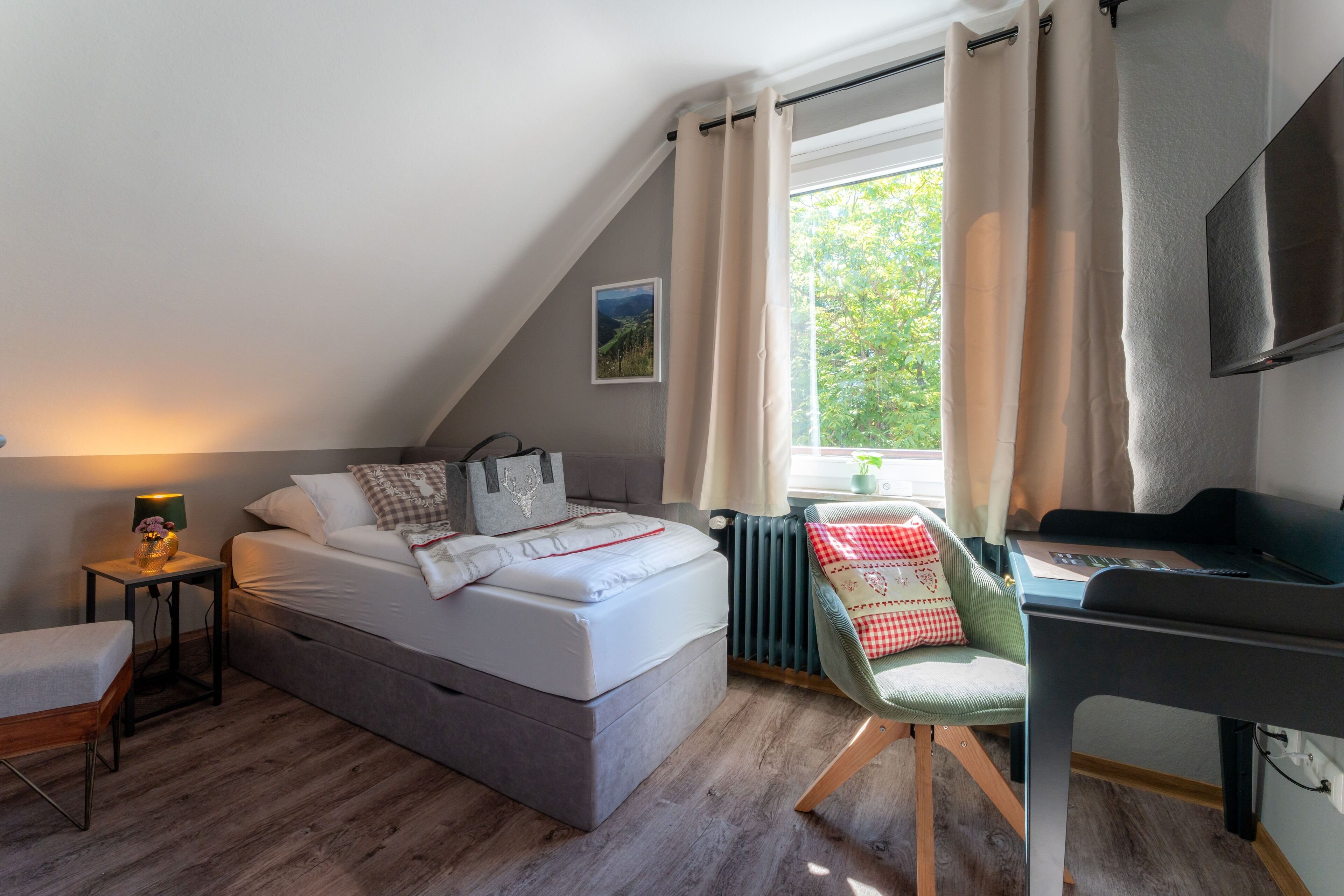 Quarto solteiro premium | Roupas de cama premium, edredons de pluma, escrivaninha