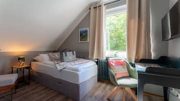 Quarto solteiro premium | Roupas de cama premium, edredons de pluma, escrivaninha