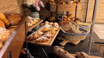 Daily buffet breakfast (EUR 17.50 per person)