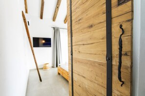 3 bedrooms, in-room safe, iron/ironing board, travel crib