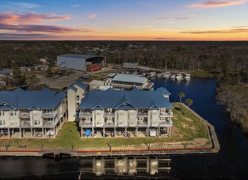 Tailin’ Reds Suwannee Gulf Condo.  Private Boat Slip. Building 1 Unit 102