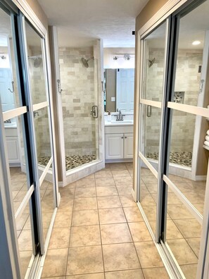 Shower, towels, soap, shampoo - Tailin’ Reds Suwannee Gulf Condo.  Private Boat Slip. Building 1 Unit 102 (Suwannee)