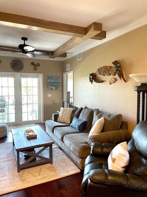 Smart TV - Tailin’ Reds Suwannee Gulf Condo.  Private Boat Slip. Building 1 Unit 102 (Suwannee)